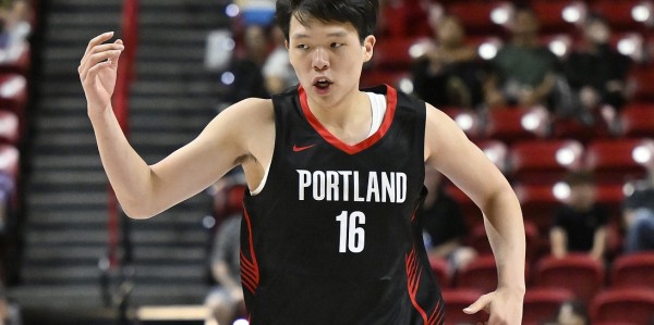 kaiyun-NBA生涯得分新高！杨瀚森15分+3记三分球，体能瓶颈成为隐患