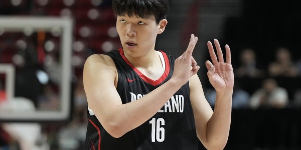 kaiyun-NBA生涯得分新高！杨瀚森15分+3记三分球，体能瓶颈成为隐患