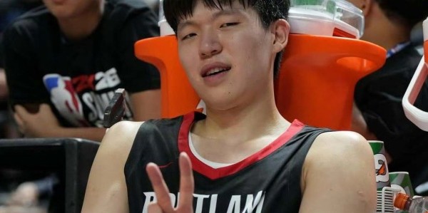 kaiyun-NBA生涯得分新高！杨瀚森15分+3记三分球，体能瓶颈成为隐患