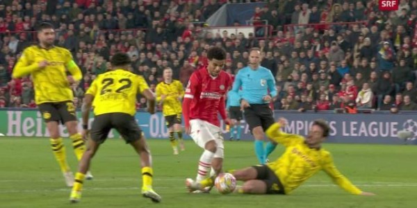 胡梅尔斯被判点球，违背足球运动的初衷的判罚