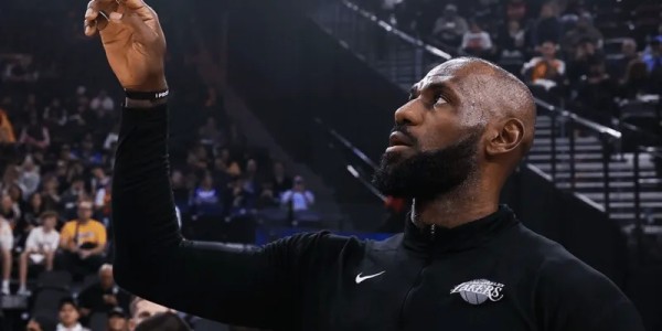 kaiyun-BR设想三方交易：詹姆斯回归骑士，湖人换回马尔卡宁+阿伦